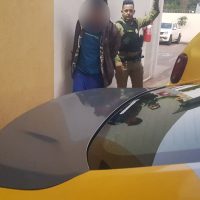 Imagem referente a Alterado, homem discute com a esposa e a sogra e quebra vários objetos em casa