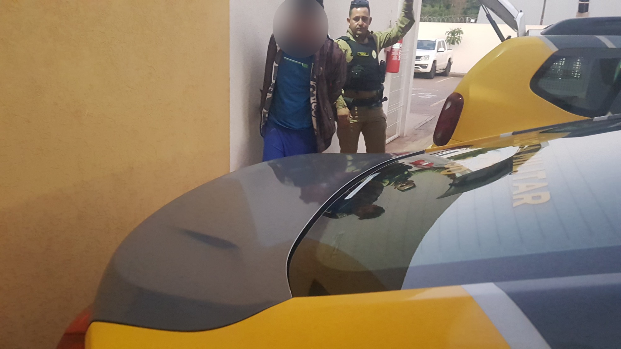 Imagem referente a Alterado, homem discute com a esposa e a sogra e quebra vários objetos em casa