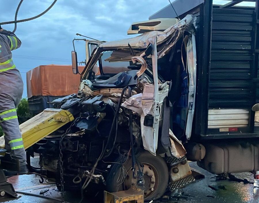 Grave acidente entre caminhões deixa vítima fatal na rodovia BR-163