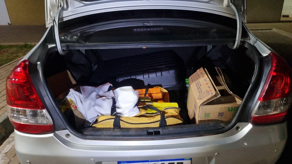 PRF intercepta carro de aplicativo carregado de maconha na BR-277; adolescente é detido em flagrante PRF intercepta carro de aplicativo carregado de maconha na BR-277; adolescente é detido em flagrante