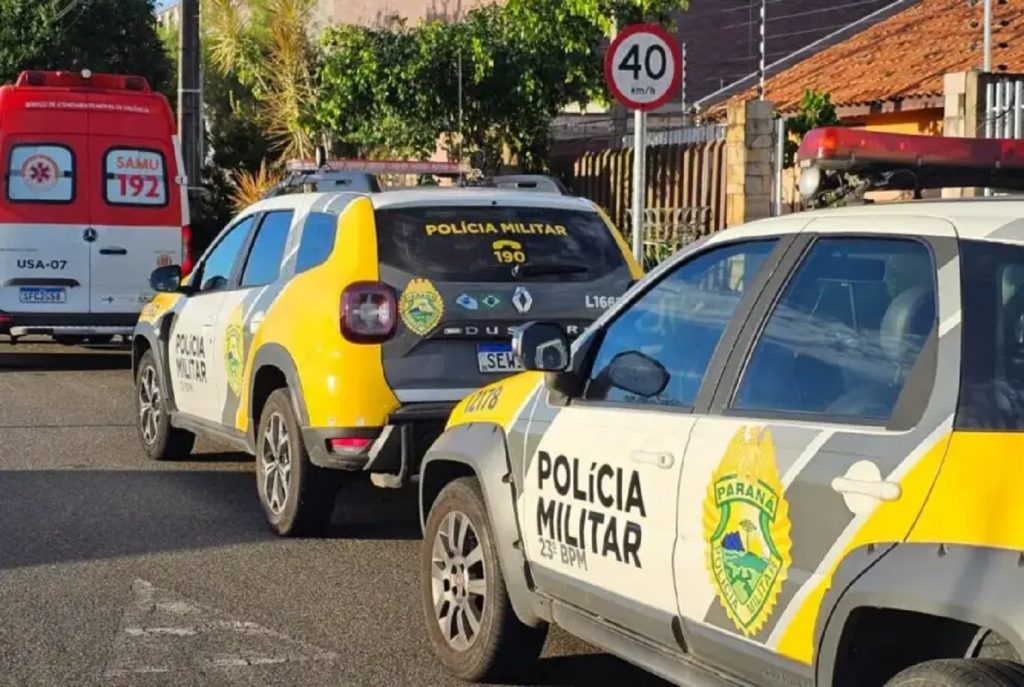 Criança autista e com deficiência visual liga para diretora da escola após ouvir mãe ser assassinada Criança autista e com deficiência visual liga para diretora da escola após ouvir mãe ser assassinada