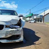 Imagem referente a Onix e BMW 320i colidem fortemente no bairro Alto Alegre