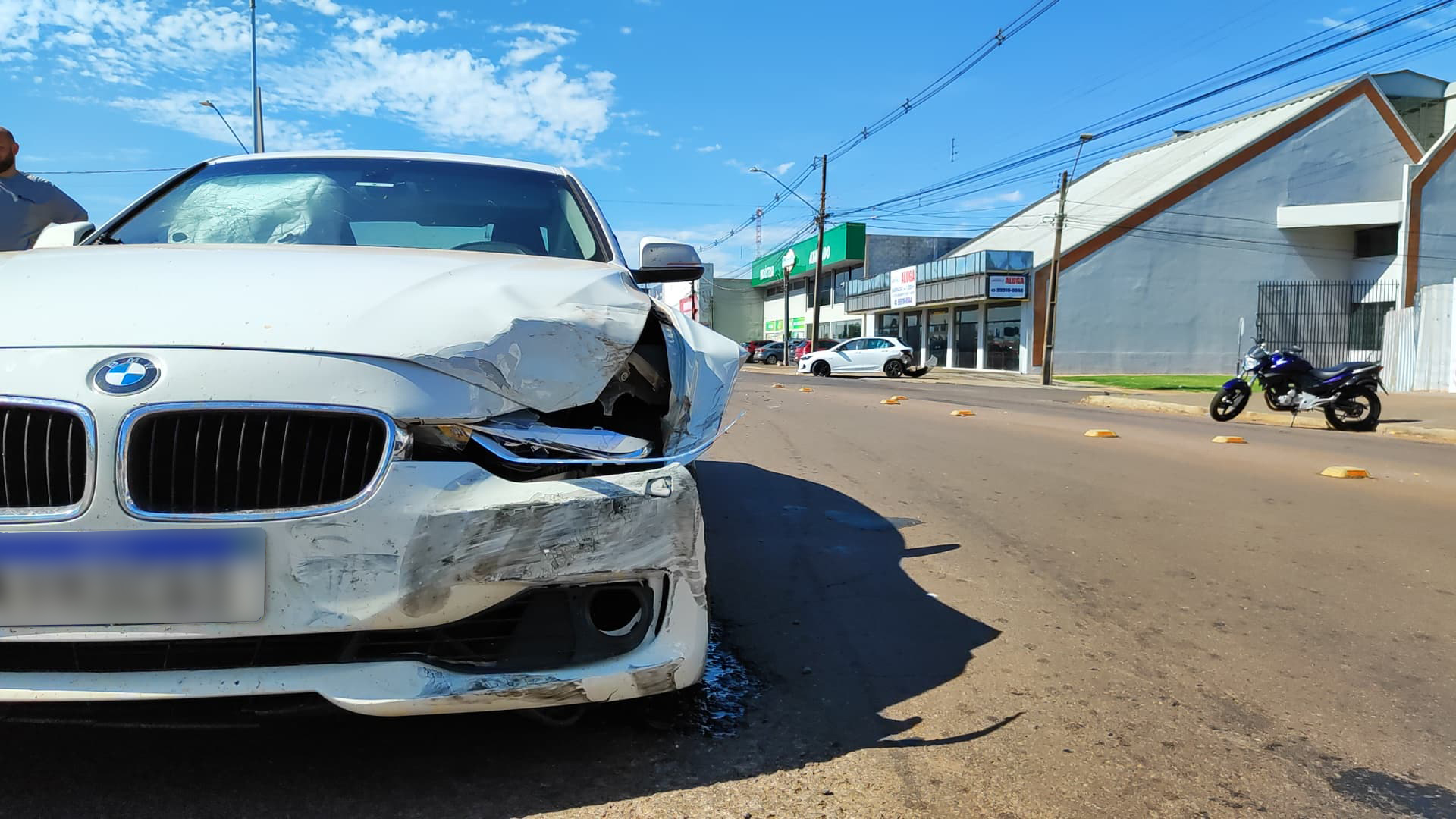 Onix e BMW 320i colidem fortemente no bairro Alto Alegre