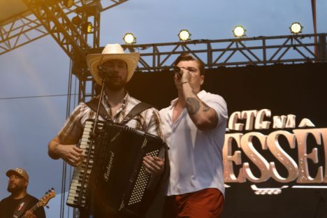 Imagem referente a Show da dupla Gustavo Toledo e Gabriel levanta o público no Palco Sunset de Caiobá