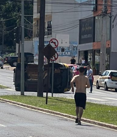 Imagem referente a Viatura da Polícia Militar tomba na Avenida Brasil, no Coqueiral