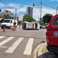 Imagem referente a Viatura da Polícia Militar tomba na Avenida Brasil, no Coqueiral