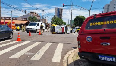 Imagem referente a Viatura da Polícia Militar tomba na Avenida Brasil, no Coqueiral