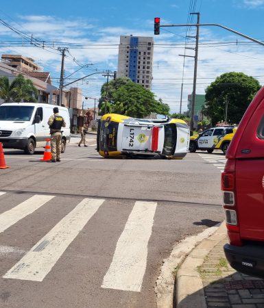 Imagem referente a Viatura da Polícia Militar tomba na Avenida Brasil, no Coqueiral