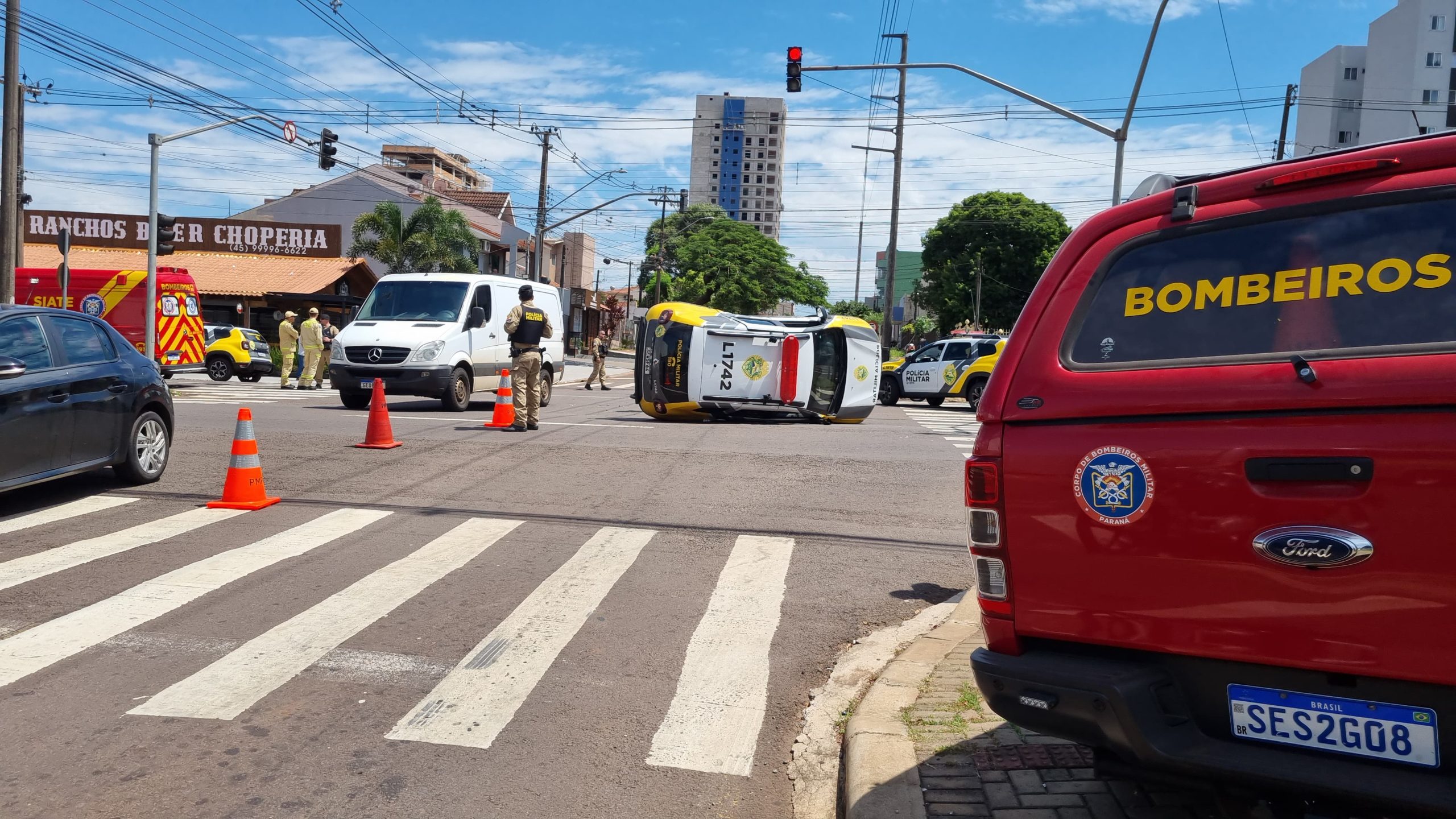 Viatura da Polícia Militar tomba na Avenida Brasil, no Coqueiral