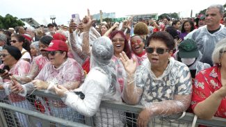 Manifestantes comemoram democracia na Praça dos Três Poderes