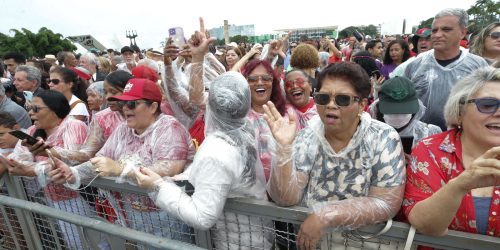 Imagem referente a Manifestantes comemoram democracia na Praça dos Três Poderes