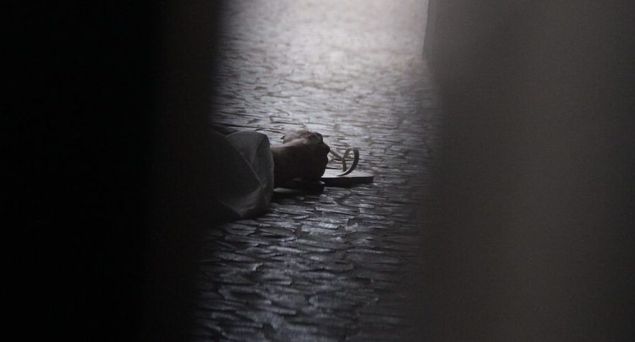 Travesti é presa após caminhoneiro ser encontrado morto em motel