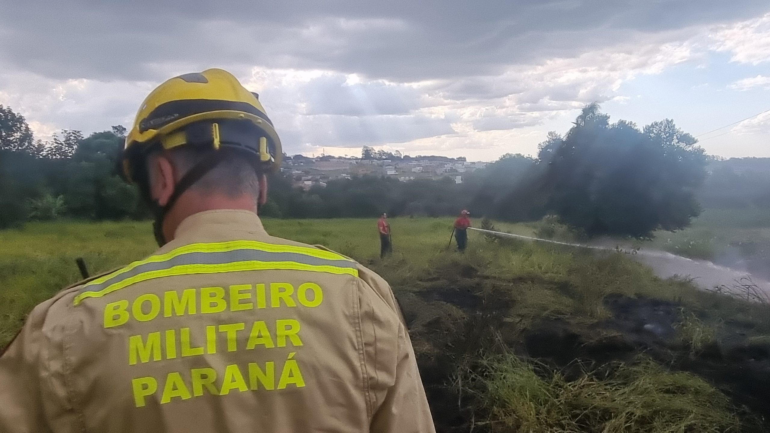 Fogo em vegetação põe em alerta moradores do Bairro Brasmadeira