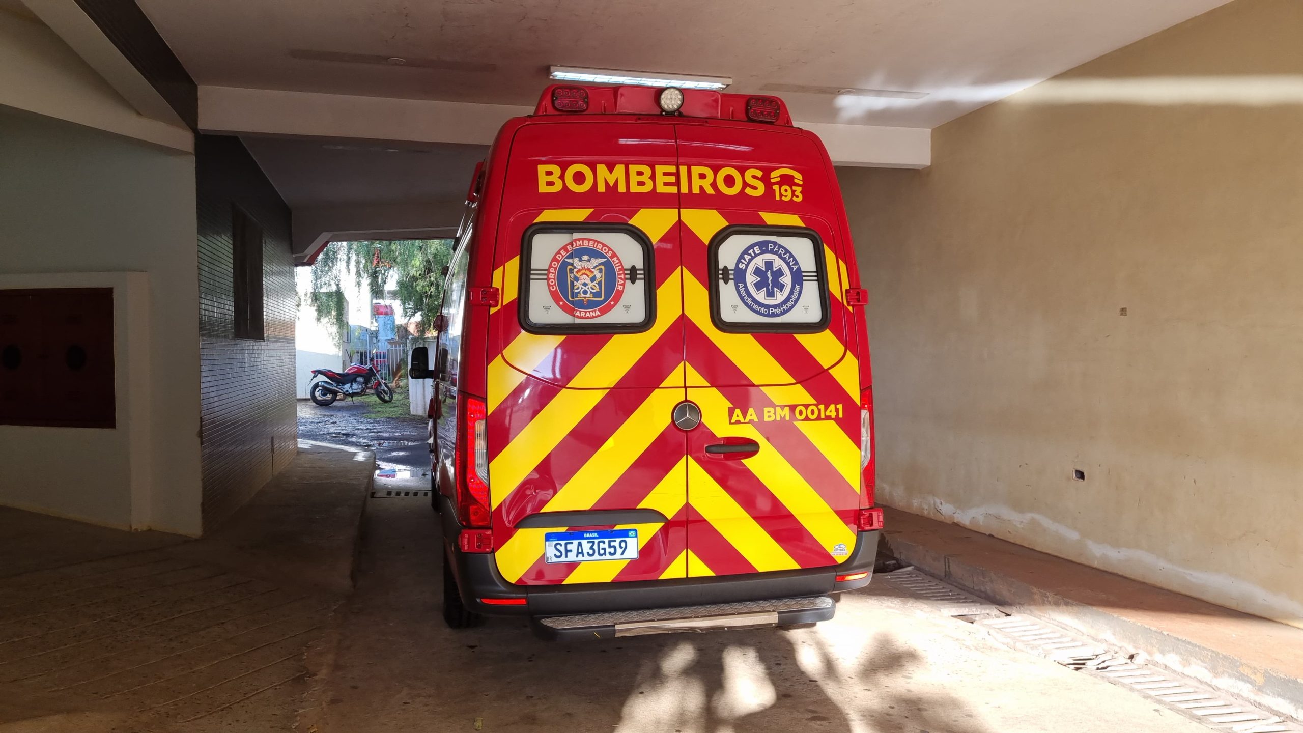 Homem de 35 anos fica ferido após acidente entre carro e moto no Bairro Santa Cruz