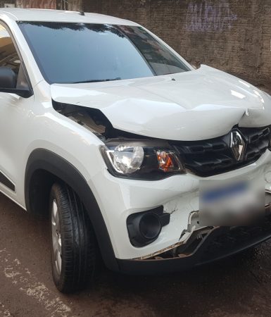 Imagem referente a Colisão traseira deixa Renault Kwid destruído no Centro de Cascavel