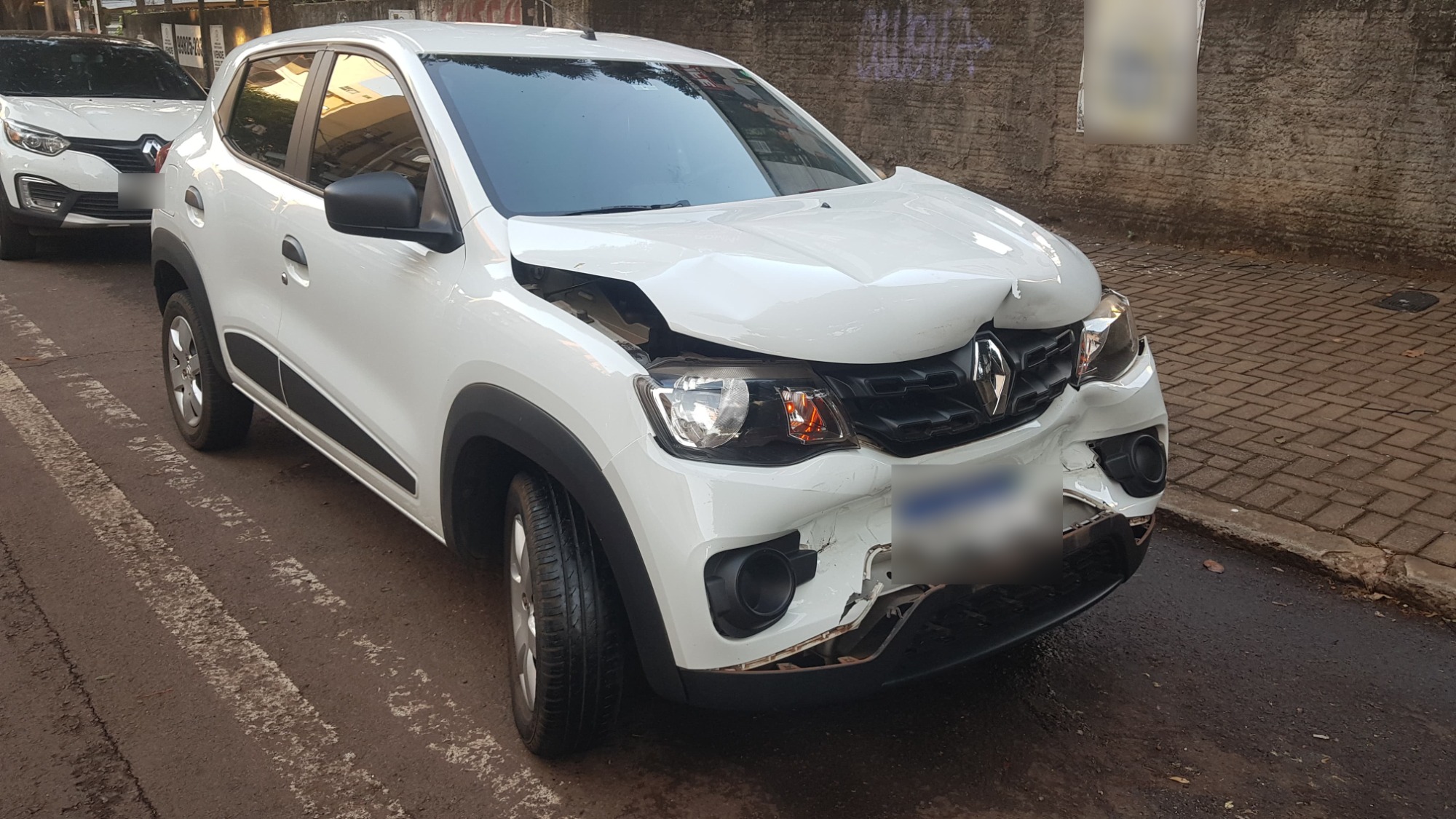 Colisão traseira deixa Renault Kwid destruído no Centro de Cascavel