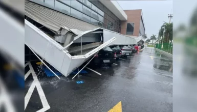 Imagem referente a Teto de estacionamento de supermercado desaba durante temporal