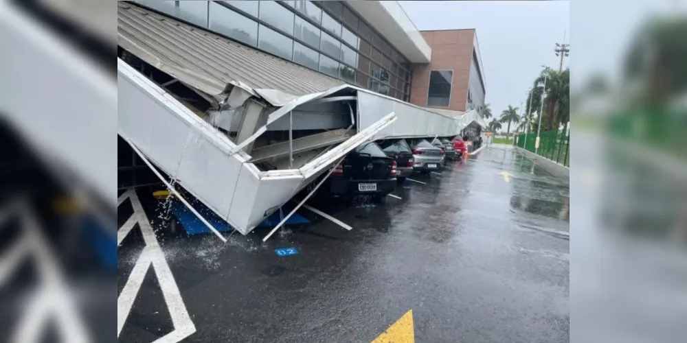 Teto de estacionamento de supermercado desaba durante temporal