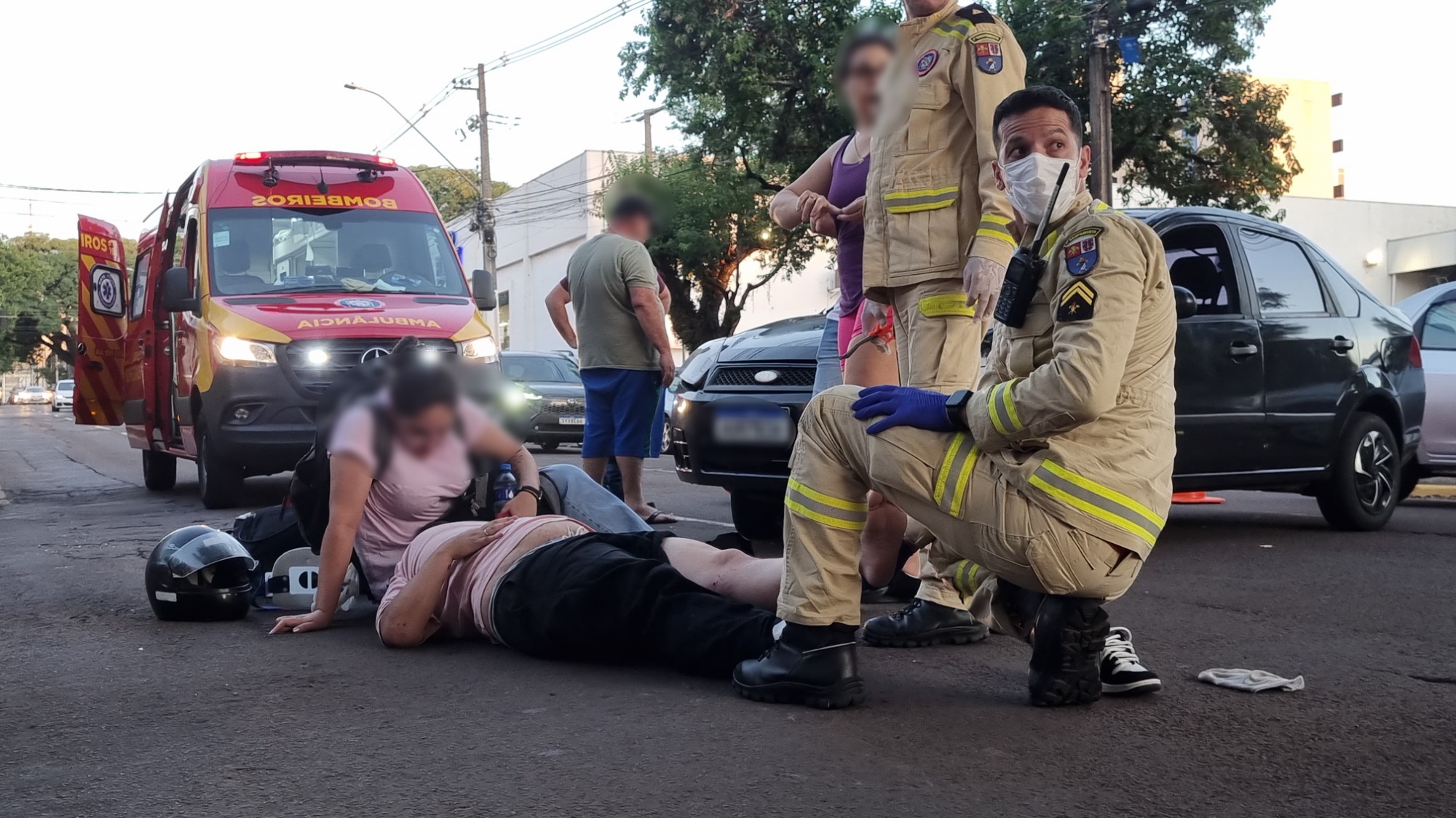 Mulher fica ferida em acidente entre Fiesta e Honda Biz no Centro