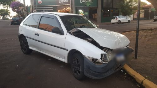 Imagem referente a Batida entre dois veículos Gol é registrada na Rua Paraná