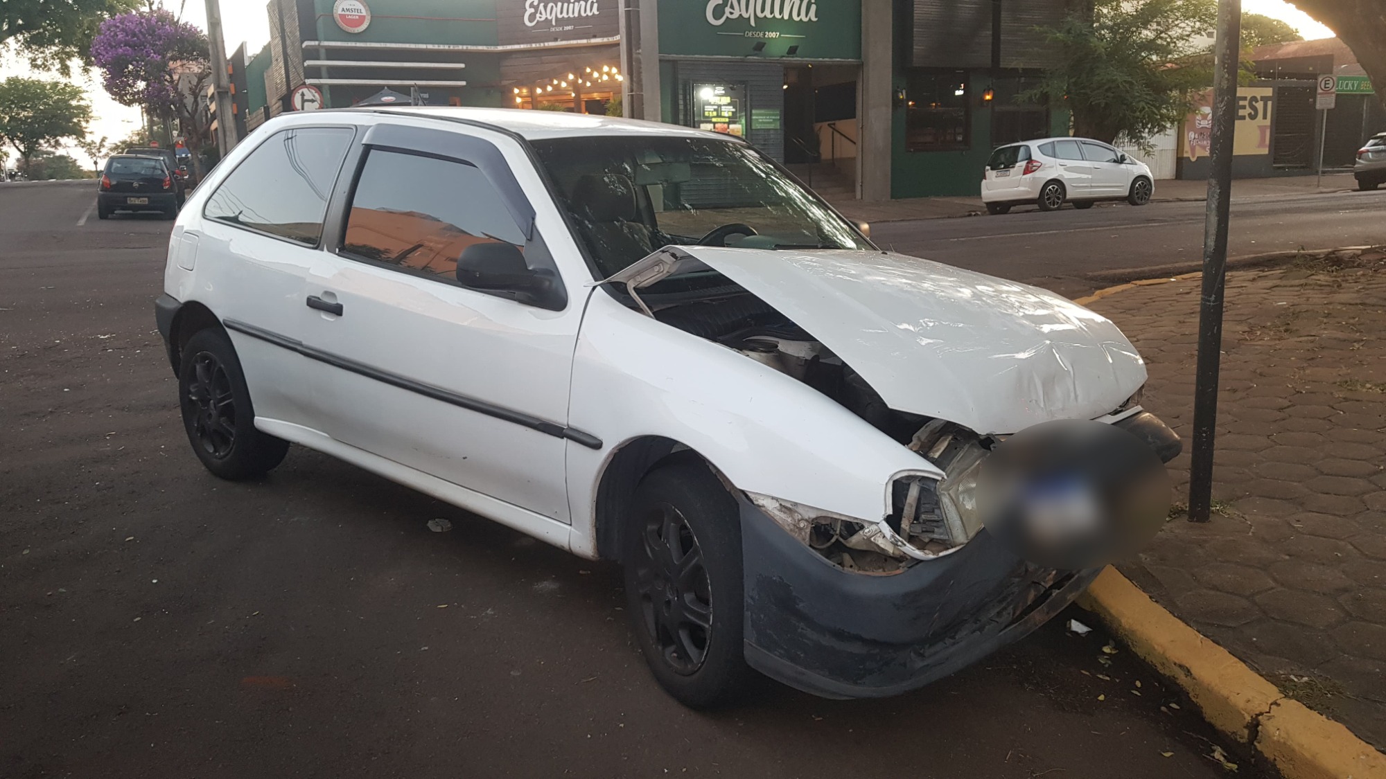 Batida entre dois veículos Gol é registrada na Rua Paraná