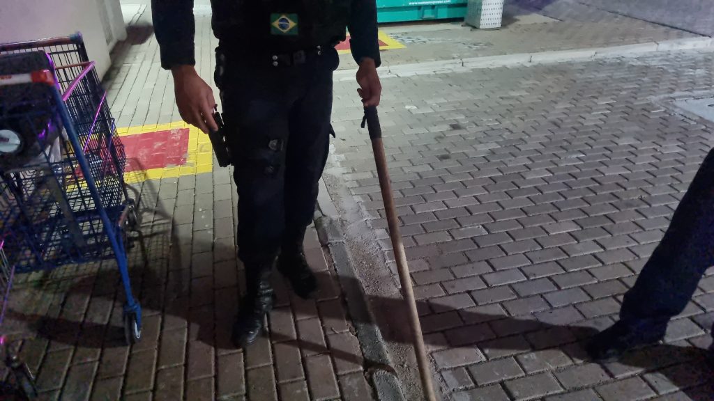 Agressor descumpre medida protetiva e ameaça ex-companheira em Cascavel