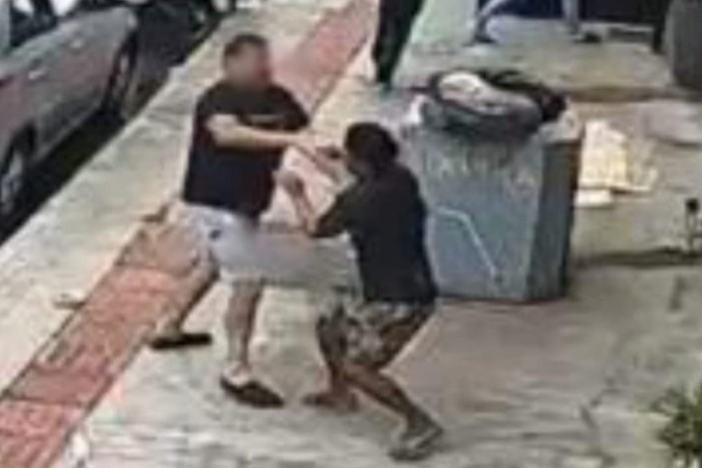 Morador de rua dorme na porta de empresa, impede entrada e agride funcionários