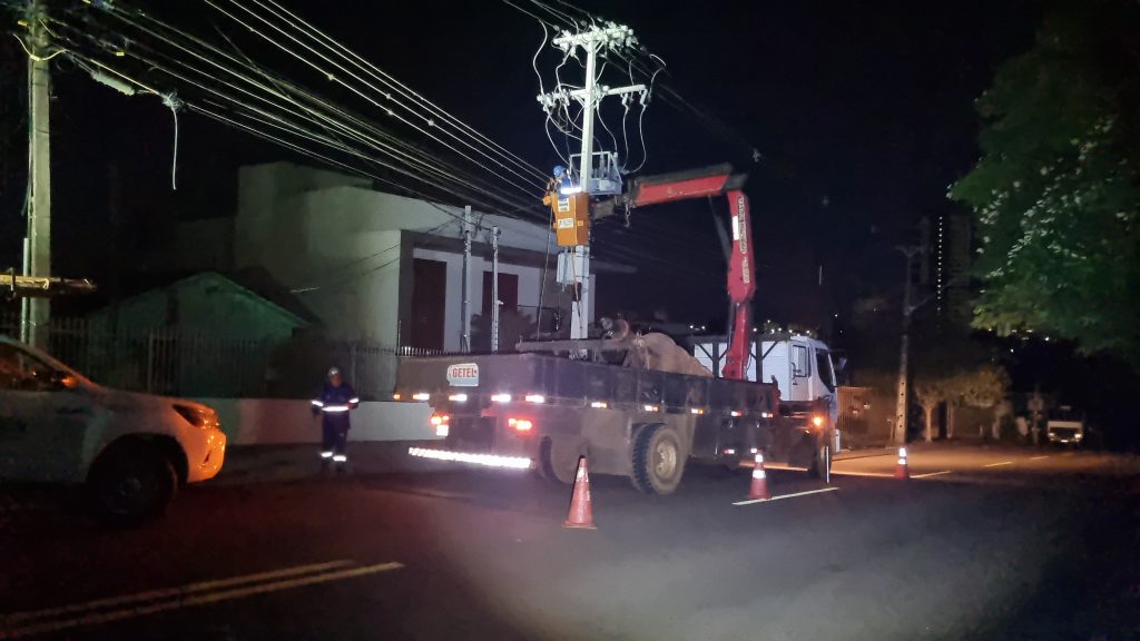 Rompimento de cabos deixa bairros no escuro na região central Rompimento de cabos deixa bairros no escuro na região central