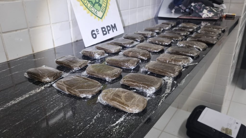 Jovem que trocaria haxixe por ingressos para o jogo do Corinthians é preso na rodoviária de Cascavel Jovem que trocaria haxixe por ingressos para o jogo do Corinthians é preso na rodoviária de Cascavel