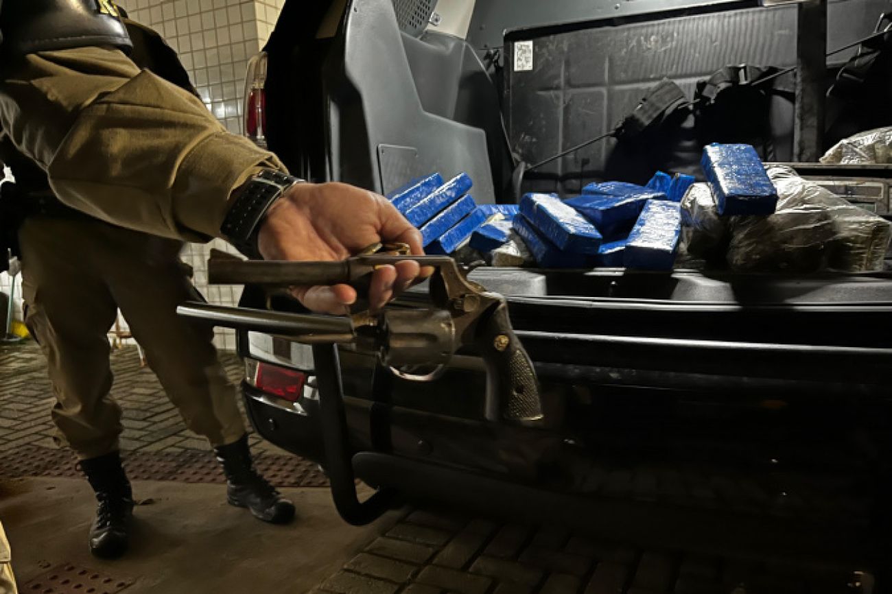 PMPR encontra imóvel do tráfico, prende três pessoas e apreende drogas no Litoral PMPR encontra imóvel do tráfico, prende três pessoas e apreende drogas no Litoral