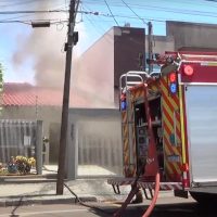 Imagem referente a Munições explodindo em casa incendiada no centro de Umuarama deixa moradores aflitos