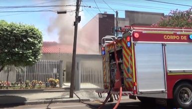 Imagem referente a Munições explodindo em casa incendiada no centro de Umuarama deixa moradores aflitos