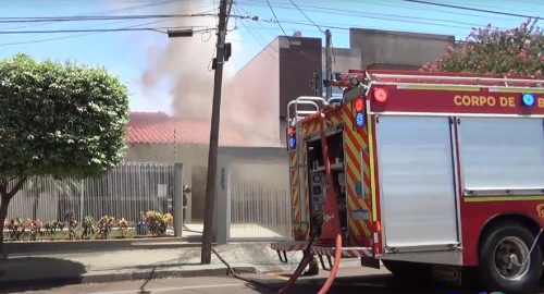 Imagem referente a Munições explodindo em casa incendiada no centro de Umuarama deixa moradores aflitos