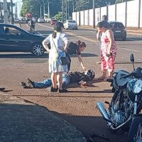 Imagem referente a Motociclista é arremessado ao solo após colisão com Celta na Rua Jacarezinho