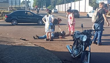 Imagem referente a Motociclista é arremessado ao solo após colisão com Celta na Rua Jacarezinho