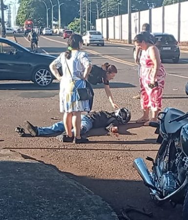 Imagem referente a Motociclista é arremessado ao solo após colisão com Celta na Rua Jacarezinho