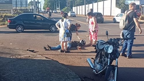 Imagem referente a Motociclista é arremessado ao solo após colisão com Celta na Rua Jacarezinho