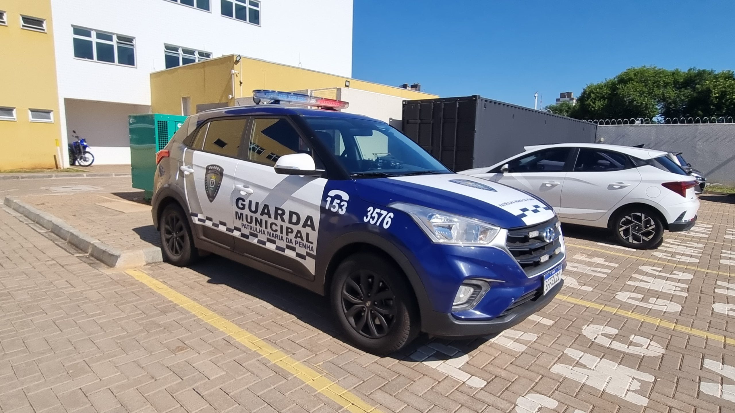 Mulher é detida após quebrar medida protetiva na Avenida Cascavel Mulher é detida após quebrar medida protetiva na Avenida Cascavel