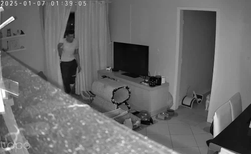 Imagem referente a Homem-aranha? Câmeras flagram homem invadindo apartamentos após escalar prédios