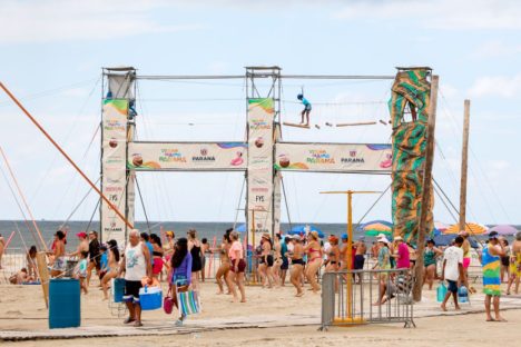 Imagem referente a Verão Maior Paraná: arenas esportivas garantem diversão às famílias e movimentam as praias