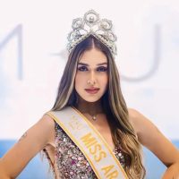 Imagem referente a Modelo perde o título de Miss após atirar bombinhas em gatos