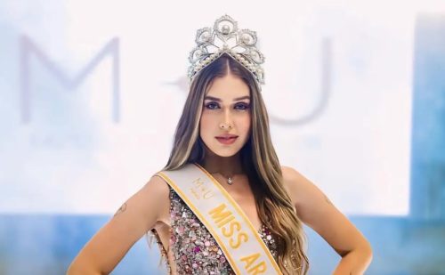 Imagem referente a Modelo perde o título de Miss após atirar bombinhas em gatos