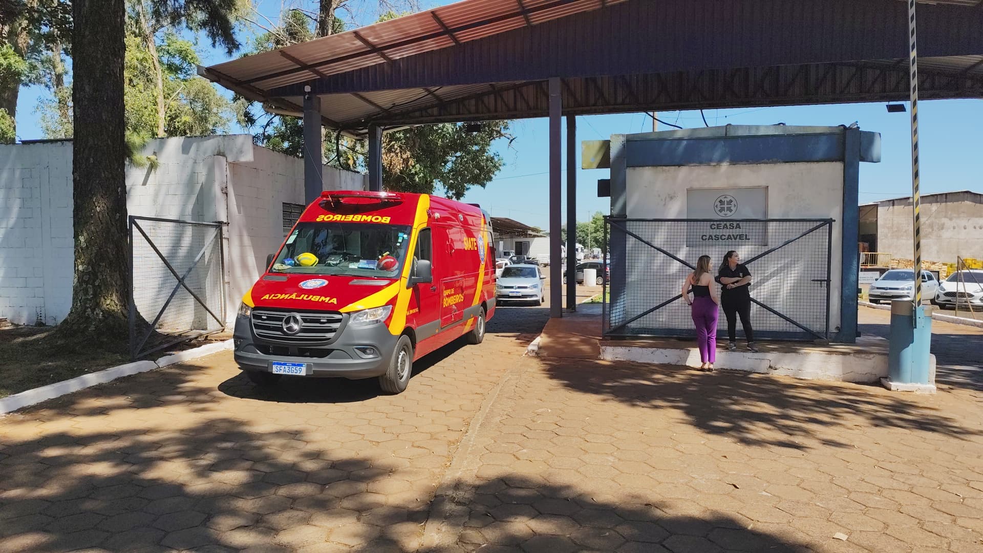 Homem é socorrido pelo Siate no interior da Ceasa em Cascavel Homem é socorrido pelo Siate no interior da Ceasa em Cascavel