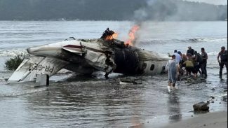 Avião cai e explode em praia de Ubatuba-SP