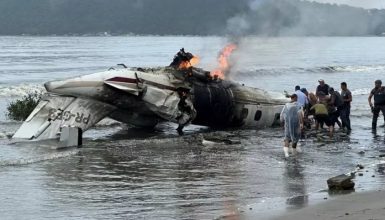 Imagem referente a Avião cai e explode em praia de Ubatuba-SP