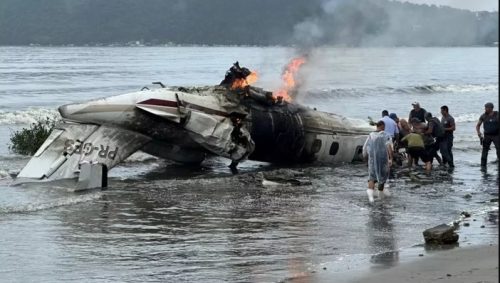 Imagem referente a Avião cai e explode em praia de Ubatuba-SP