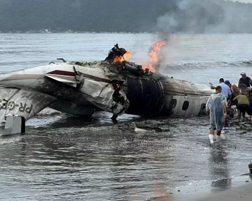 Imagem referente a Avião cai e explode em praia de Ubatuba-SP