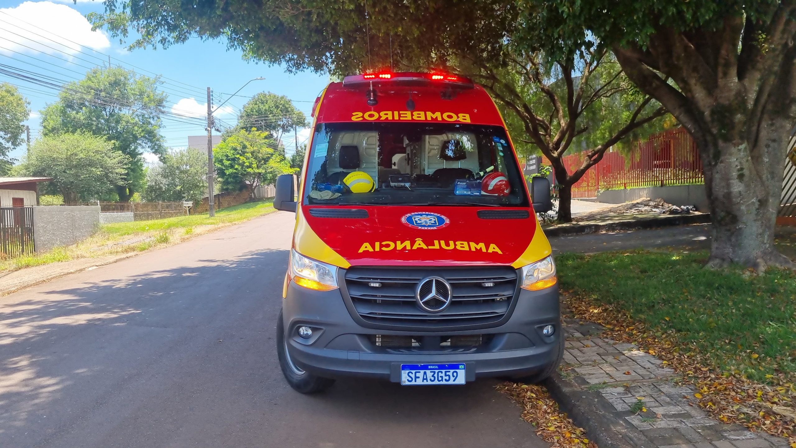 Empinando bicicleta, menino de 14 anos sofre queda e precisa ser socorrido pelo Siate