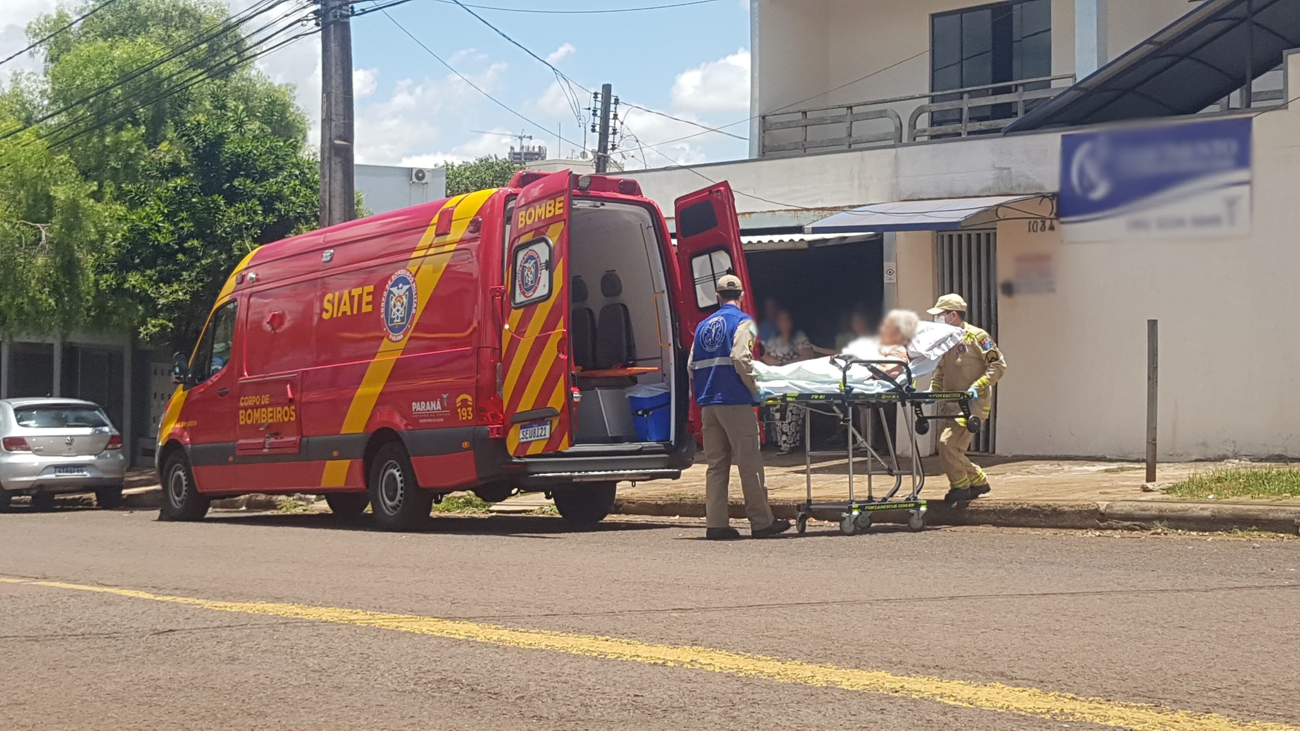 Idosa de 89 anos é socorrida pelo Siate na Rua Cassiano Jorge Fernandes