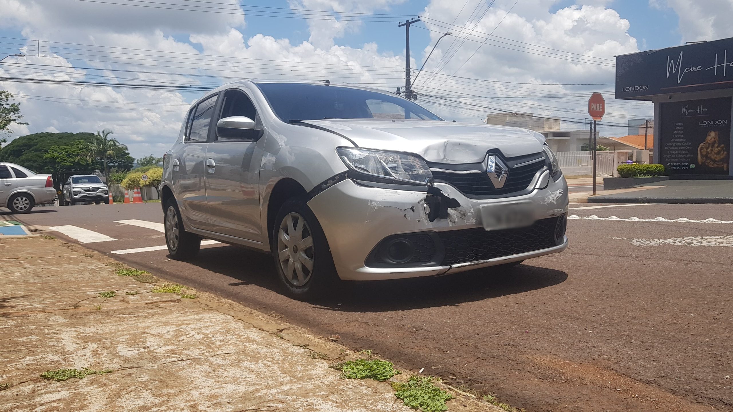 Carros se envolvem em acidente no Bairro Maria Luiza, em Cascavel